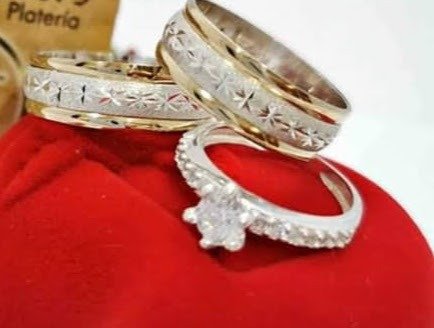 Argollas de matrimonio con anillo de compromiso
